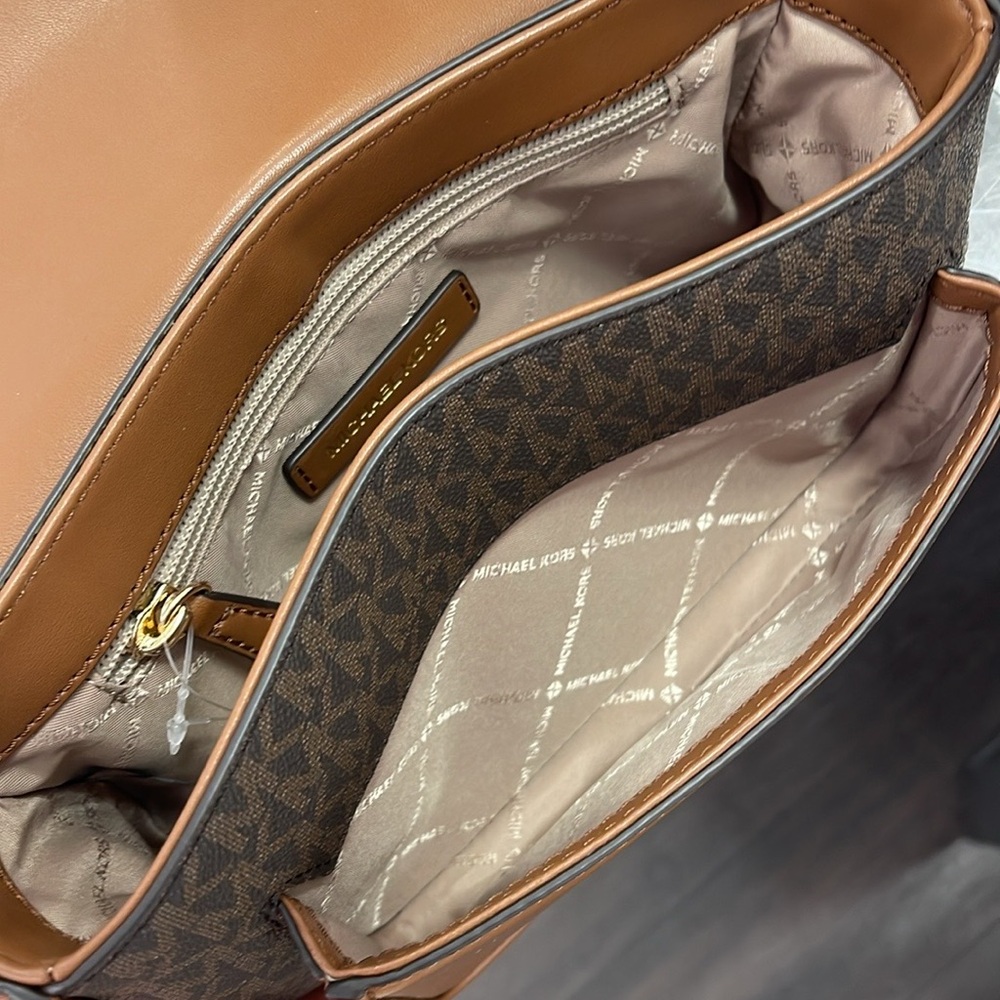 Michael Kors Bradshaw Medium Signature Logo Messenger Bag
Brown
NWT - Picture 7 of 16